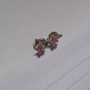 Örhängen med små rosa diamanter - Sparsamt använda men lite svarta, se bilder. Frakt 11 kr. Se min profil för fler örhängen. 