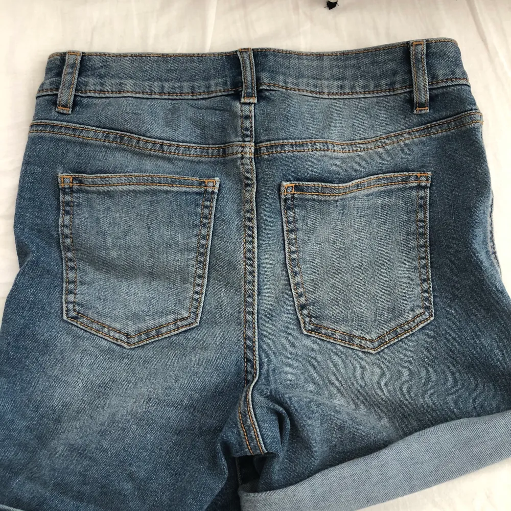 Jeansshorts i storlek S. Finns i Lund, köparen står för frakt om dom ska skickas . Shorts.