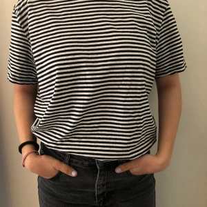 Svart och vit randig t-shirt, Storlek M - En t-shirt i fint skick från H&M