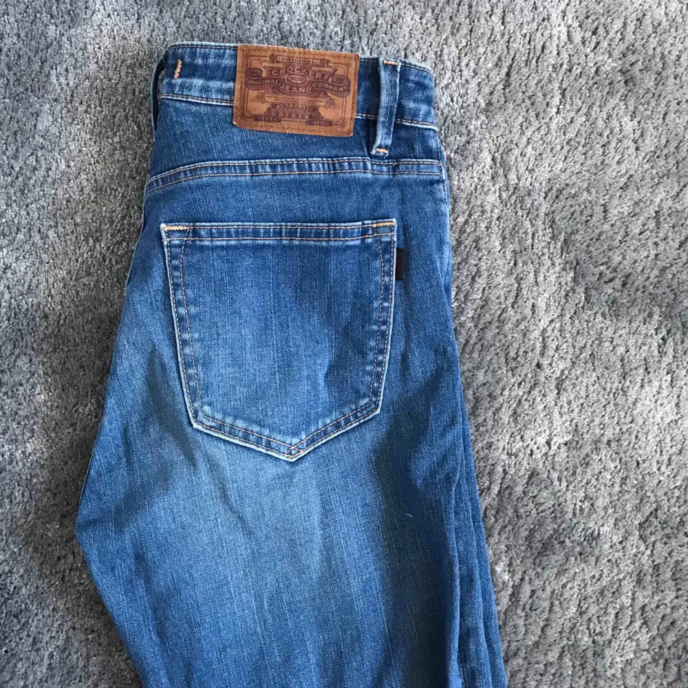 Högmidjade blåa jeans från crocker. Sparsamt använda och i nyskick men köpt för länge sen. Nypris 700kr. Köparen står för frakt. . Jeans & Byxor.