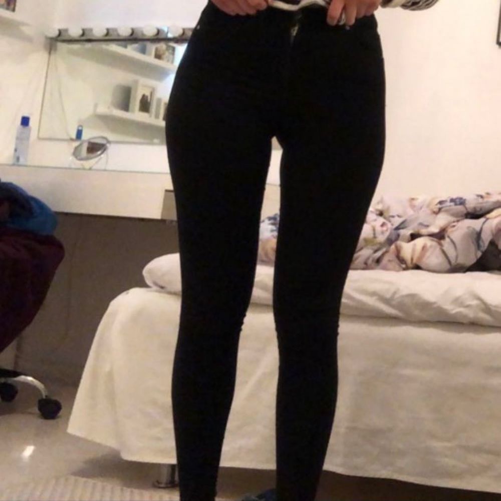 Svarta jeans från bikbok . Jeans & Byxor.