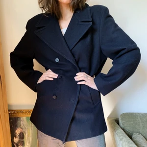 Ullkavaj oversized strl 40 - Jättefint skick med sjömansknappar, perfekt höstkavaj. Personen på bilden är storlek 36/38. Finns i Stockholm, stadshagen. 