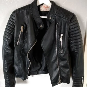 Chiquelle motojacket - Säljer min svarta motojacket från Chiquelle. Storlek 40/Medium. Nypris 699 kr. I mycket fint skick! Dösnygg med vit tröja eller ljusgrå hoodie under 😍 har Swish. Skriv om du undrar något eller vill ha fler bilder 🥰 (säljer även en likadan i strl 42!)