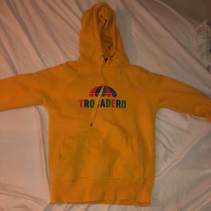 Trocadero hoodie - Säljer min gör goa tröcca hoodie jag köpte i somras på trocaderos egna hemsida. Jättemysig i storlek xs Säljer pga för lite andvändning :))  Nypris: 499kr mitt pris:200kr inkl frakt 