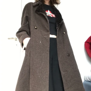 Kappa - Sån jävla håll käften-kappa från Italien! Jag fick den från en gammal teatergarderob, den har varit på skådespelare som spelat typ sovjetisk militär eller gammal rysk författare. Stor och tung, man kan svänga rejält med den och varm o skön är den också.