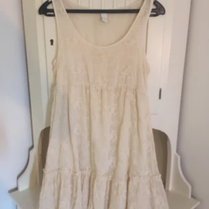 Klänning - Creme-färgad Spetsklänning 