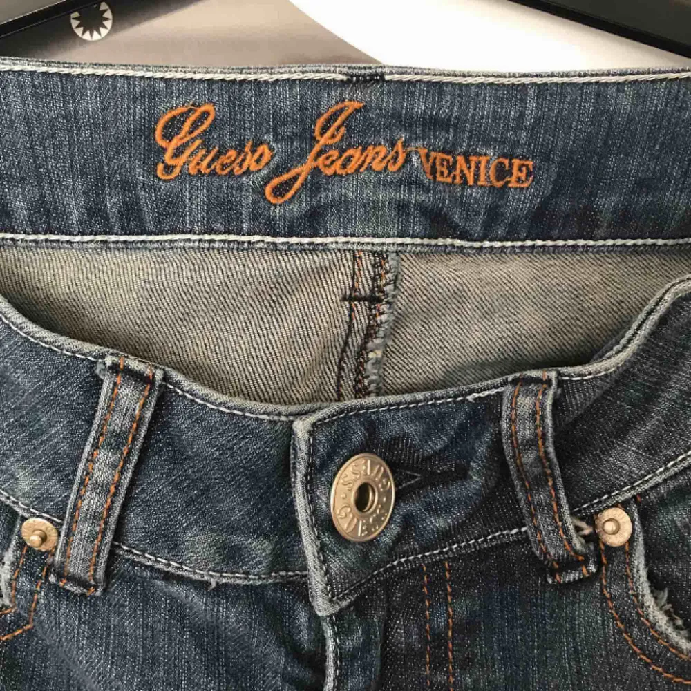Guess jeans i stl 24/XS med lite utsvängda ben🦋 Skriv för frågor!💕 Frakt tillkommer. Jeans & Byxor.