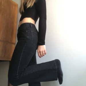 Calvin Klein Bootcut jeans  - Sjukt snygga bootcut jeans i tvättad svart färg från Calvin Klein. Lågmidjade med så snygg passform!!!!Mycket fint skick. Frakt på 59 eller så möts vi på söder 🌺👑🐛