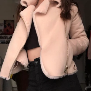 River Island jacka - Säljer min fina River Island jacka som jag älskar men tyvär inte har fått använding av, den är så mjuk och len både på utsidan och insidan.😍 Har haft den i två år så finns ej att köpa hos dem längre! Nypris på ung. 1000kr. 