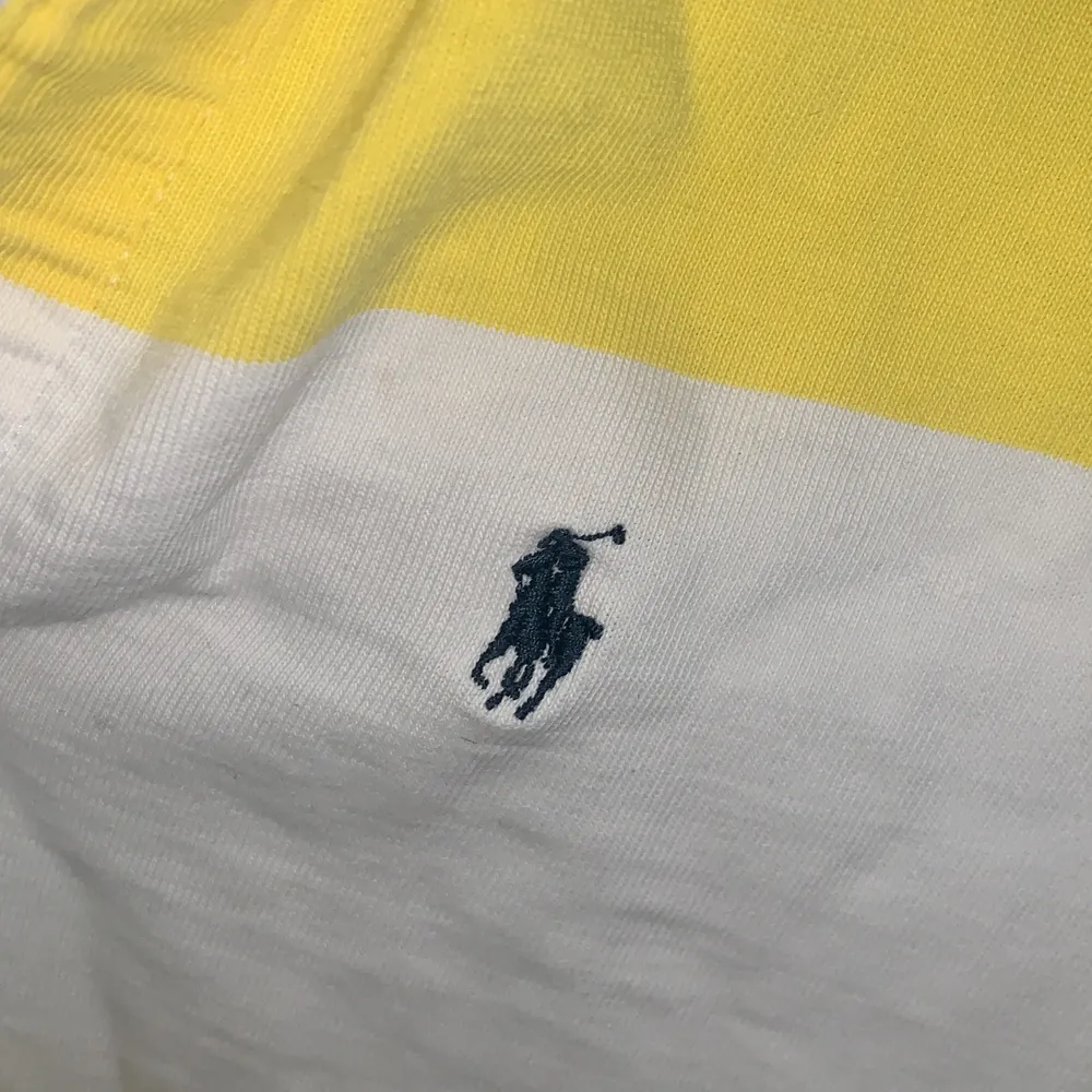 Säljer min polo långärmade tröja från Ralph Lauren av anledning att jag ej använder den. Den är använd ett fåtal gånger och är i enormt bra skick.. Tröjor & Koftor.