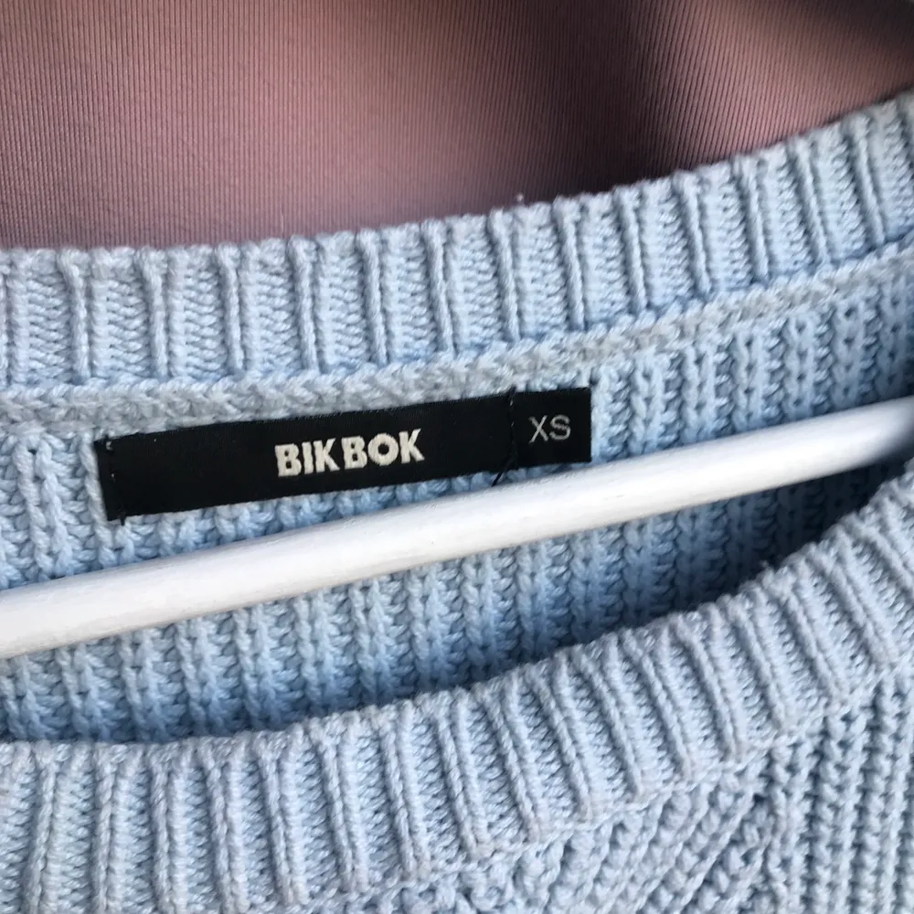 super fin stickad tröja från BikBok. Fint skick🥰storlek xs, köparen står för frakten<3. Stickat.