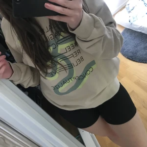 Oversized tröja från nakd  - Denna fina tröja som är köpt på NAKD använts några gånger köpt för 300kr budpris 100kr (köparen står för frakten) 