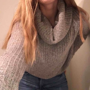  - Jättefin ljusgrå stickad tröja. Tyvärr vet jag inte märket på den. Använd men i bra skick.