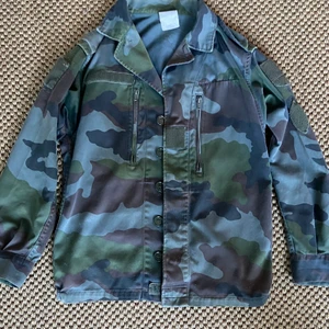 Quatre Filles millitärjacka - Säljer denna snygga millitärjacka från Quatre Filles! Nypris 2500 kr. Jackorna är äkta millitärjackor från Frankrike som sedan färgats vilket gör varje jacka unik! Onesize men skulle säga att den är runt S! Hör av er vid frågor💜💜