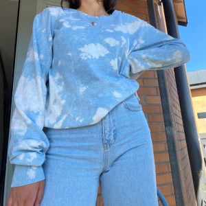 Galet fin tie dye tröja i himmelsk färg  - Jättefin tröja i tie dye som ger ”moln” vision. Älskar så mycket. Tänk denna i sommar💙! Frakt på 59kr annars möts vi på söder 💘. Skriv inte om du inte vill buda högre❤️ plagget finns kvar så länge annonsen är uppe💕 senaste bud 350kr