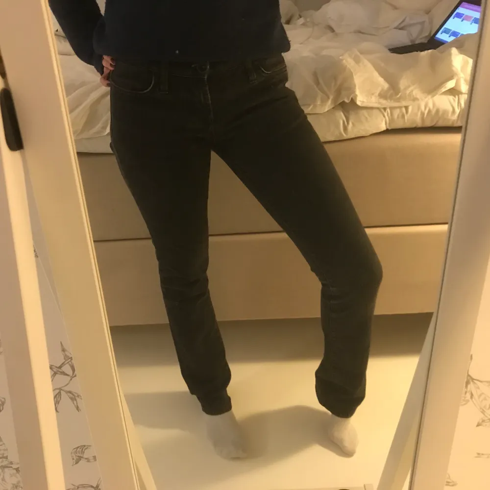 Säljer de trendigt lågmidjade jeansen med den perfekta bootcuten! Jag är 170 cm lång och vanligtvis en S. Hör av dig om du är intresserad av fler bilder! ⚡️💕. Jeans & Byxor.