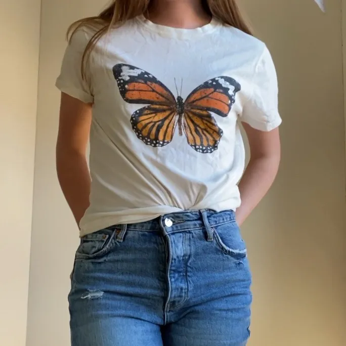 Superfin t-shirt med fjäril på, köpt på Tillys i USA, köpare står för frakt😇🤝. T-shirts.
