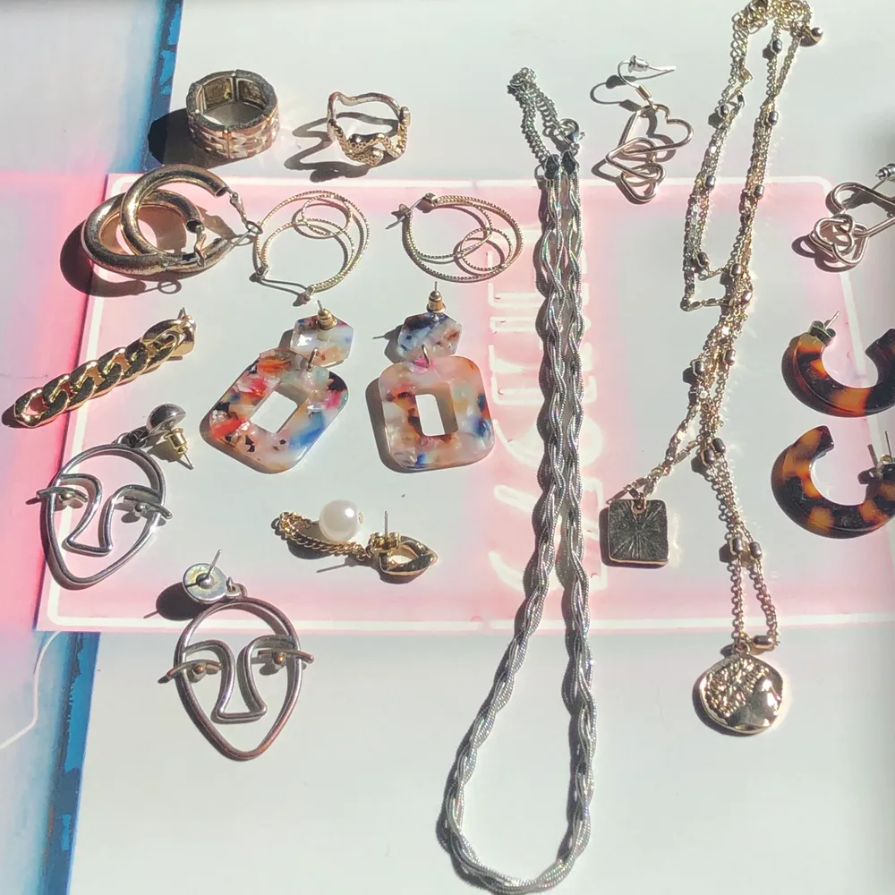 Jättefina olika smycken till bra pris ! Ringar =10kr , halsband =50 kr, örhängen=  30kr  . Allt för 150kr  ☺️🧚🏻‍♀️🍋✨💗 ( hjärtanen , ansiktena , de färgglada örhängena och ringarna är sålda ! ) . Accessoarer.