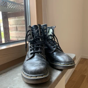 Dr.Martens stl 38 - Veganska Dr.Martens med charmigt sliten look.  Passar dig med storlek 37-38. 