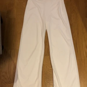 Vita kostymbyxor i mjukt material. - Vita kostymbyxor i mjukt material från Nelly. Använd en gång. Storlek M men passar även en L. Nypris:299