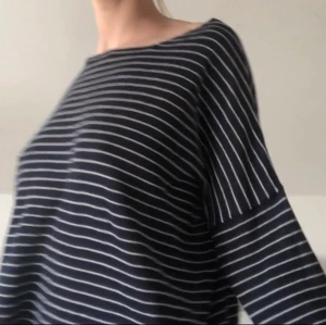 Randig tröja - Marinblå och vitrandig tröja. Den är oversized men sitter jätteskönt💕