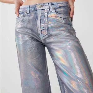 Zara jeans - Slutsålda populära metallic / silver / space / regnbågs jeans från zara, strl 32 men för långa för mig som är strax under 160, går såklart att klippa eller sy upp!⭐️ om de är många intresserade blir de bud🥰 