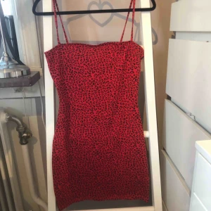  - en röd jättesöt klänning från hm med leopard mönster på. använd en gång men inte kommit mer till användning så den är som ny. köparen står för eventuell frakt 
