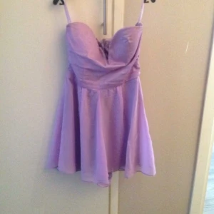  - Jumpsuit från nelly.com

Färg: lila
Nypris: 299:- 
Storlek: small
Skick: använd 1 gång 