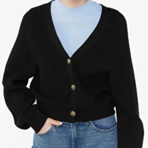  - Säljer svart kofta ifrån monki, 100kr, ordprograms 300kr köpare står för frakten