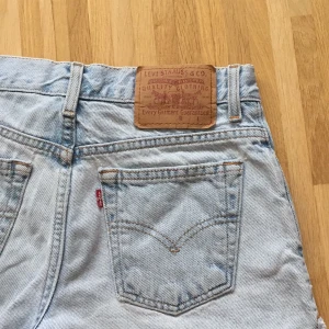 levis shorts - levis shorts i jättebra skick!!! står ingen storlek men ca 36/S. vintagestil HÖR AV ER VID FRÅGOR