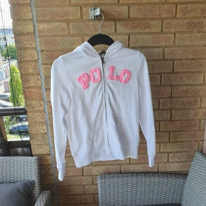 Polo hoodie med dragkedja - Sparsamt använd, bra skick. Barnstorlek!! Så den är som xs i vanlig storlek.