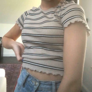  - säljer denna fina topp från ginatricot 😇 köpare står för frakt!!