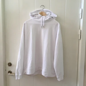 Tröja - Vit superskön hoodie med luva och lite högre krage, finns även i svart och navy.  🤍🖤💙