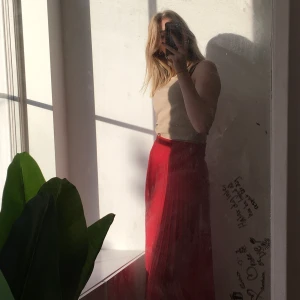 RÖD PLISSERAD LÅNGKJOL <3 - En jättefin röd somrig lång plisserad kjol,Nästan aldrig använd och ser som ny ut. Jättefin på sommaren me ett fint linne eller t-shirt. Storlek M men har själv xs/s och den sitter prima💞