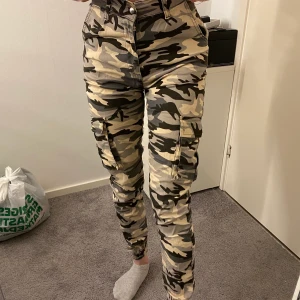 Camouflagebyxor från madlady storlek xxs - Coola camouflage byxor från madlady med häftiga fickor på sidorna. Använda fåtal gånger och är i fint skick. Storlek xxs men kan även passa xs. 150 kr💖