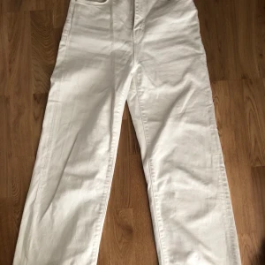 Jeans från zara  - Säljer mina vita jeans från zara, sitter tajt upptill och går vida nertill. Endast använda ett fåtal gånger 