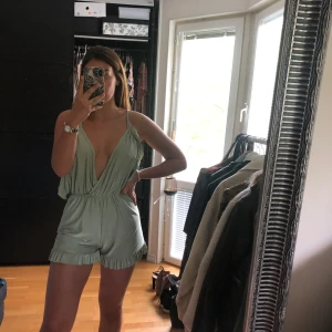Mintgrön Playsuit  - Dubbelärm som går att ha på två sätt. Alternativ/bild 2 kan kräva att man har en bikini under pga större urringning, eller en brosch! Perfekt till stranden eller i parken en varm sommardag💚