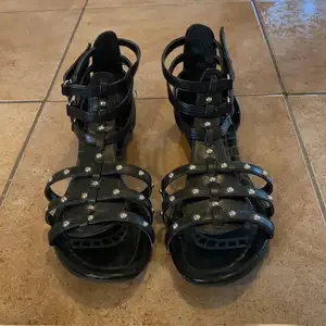 Superfina sandaler med nitar😍 