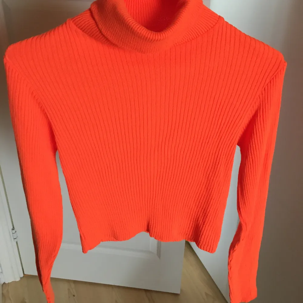Super fin neon orange stickad tröja. Köpt på rebelliousfashion. Aldrig använd, endast testad. . Stickat.