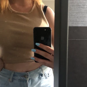 Topp - En beige topp från NAKD. Säljer den för att den inte har kommit till användning tyvärr. Jätte fin och inga konstigheter. 💕💕 70kr+frakt eller möts upp i Örebro ❤️