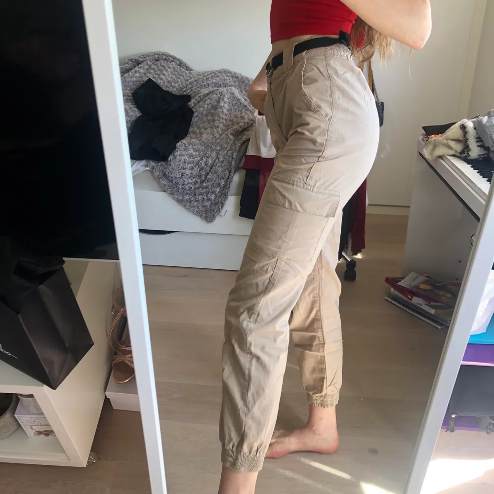 Cargo byxor köpta från butiken Levis men märket är Dilvin. Aldrig använt då detta var ett spontanköp när och detta inte är min stil. Köpte för 400kr. Jeans & Byxor.