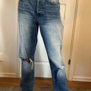 Straight leg jeans  - Raka jeans med slitningar. Färgen ser mörkare ut på bilderna än vad den är. Korta på mig som är 174cm. Frakt tillkommer 
