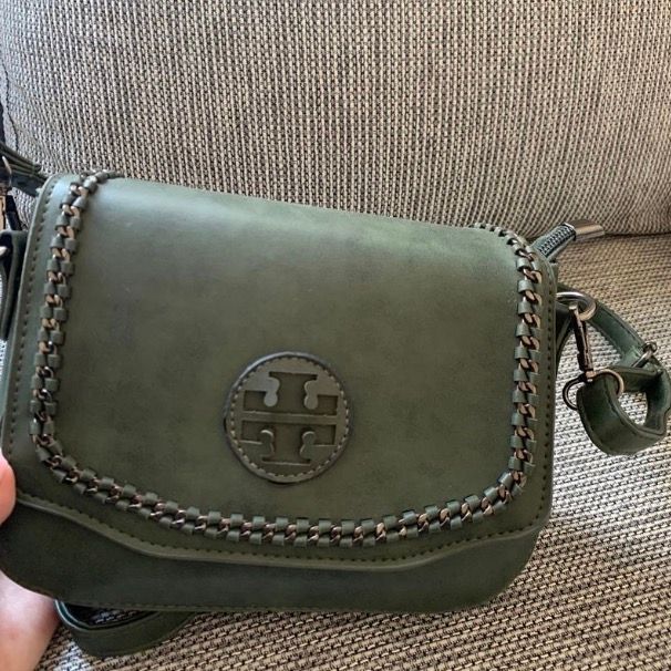 Skitsnygg väska, märkeskopia från märket Tory Burch. Aldrig använd så i nyskick, det ända är att märket av någon anledning sticker upp om man kollar från sidan (se sista bilden) men ingenting man tänker på speciellt mycket! Frakt tillkommer och betalning. Väskor.