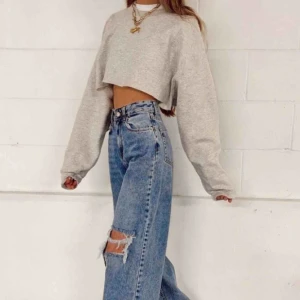  - Snygg croppad sweatshirt från Zara, säljer då den inte används! (Första bilden är inte min men den sitter likadant!) Köpare står för frakt💕