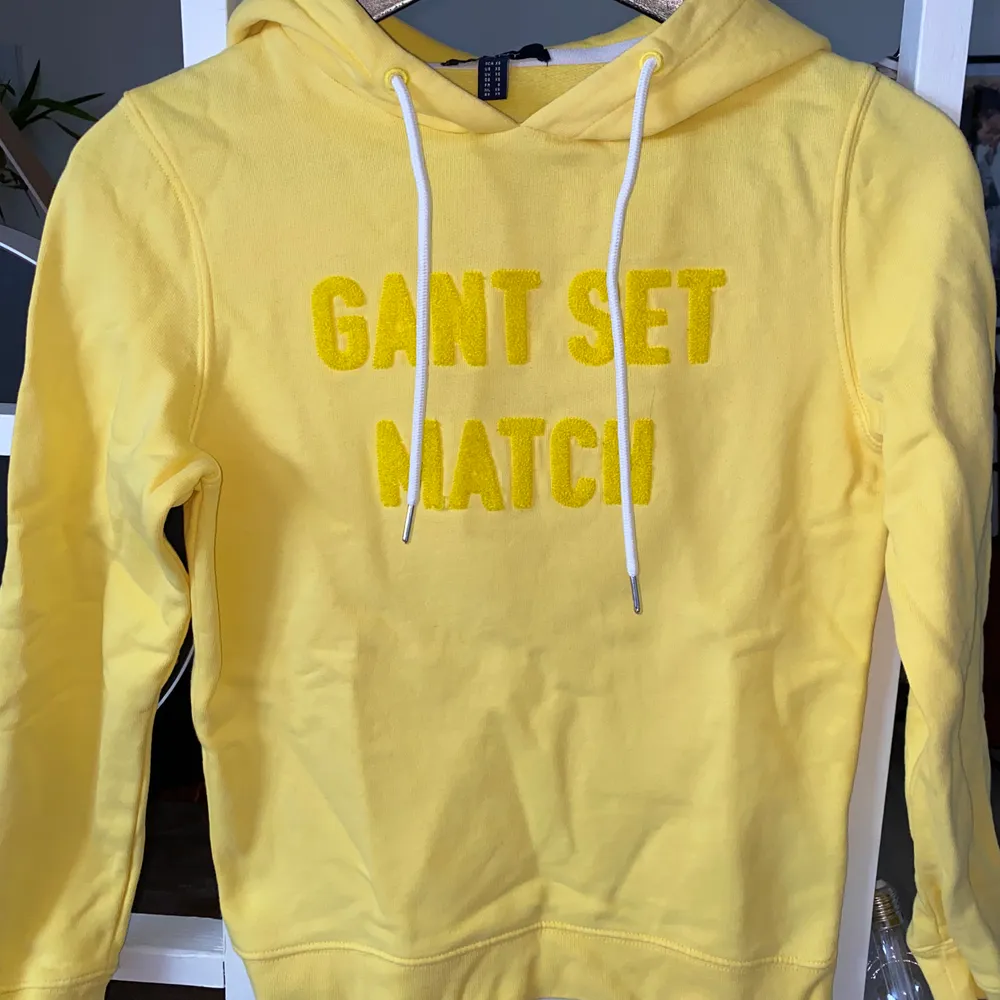Riktigt snygg knallgul hoodie från Gant. Har tyvärr aldrig kommit till användning!. Hoodies.