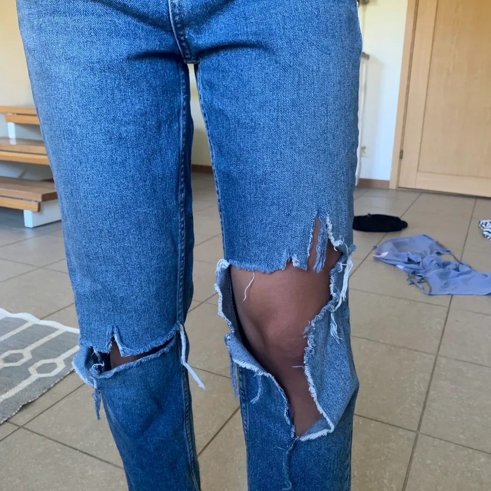 Slitna mom-jeans från JBG. De är den perfekta oversized-modellen och har coola slitningar. Storlek 34 och sitter därmed löst. . Jeans & Byxor.