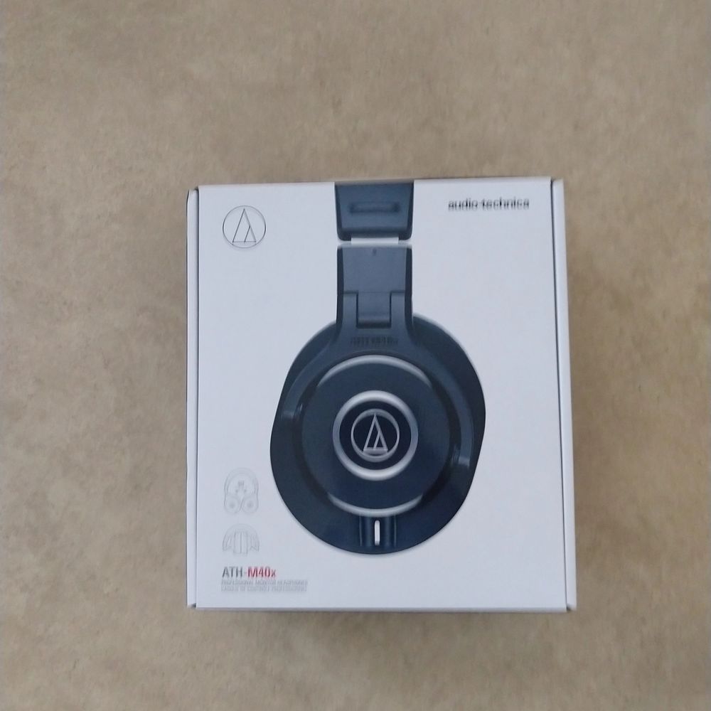 audio-technica ath-m40x. Oanvänd. Har inte packa upp i lådan.. Accessoarer.
