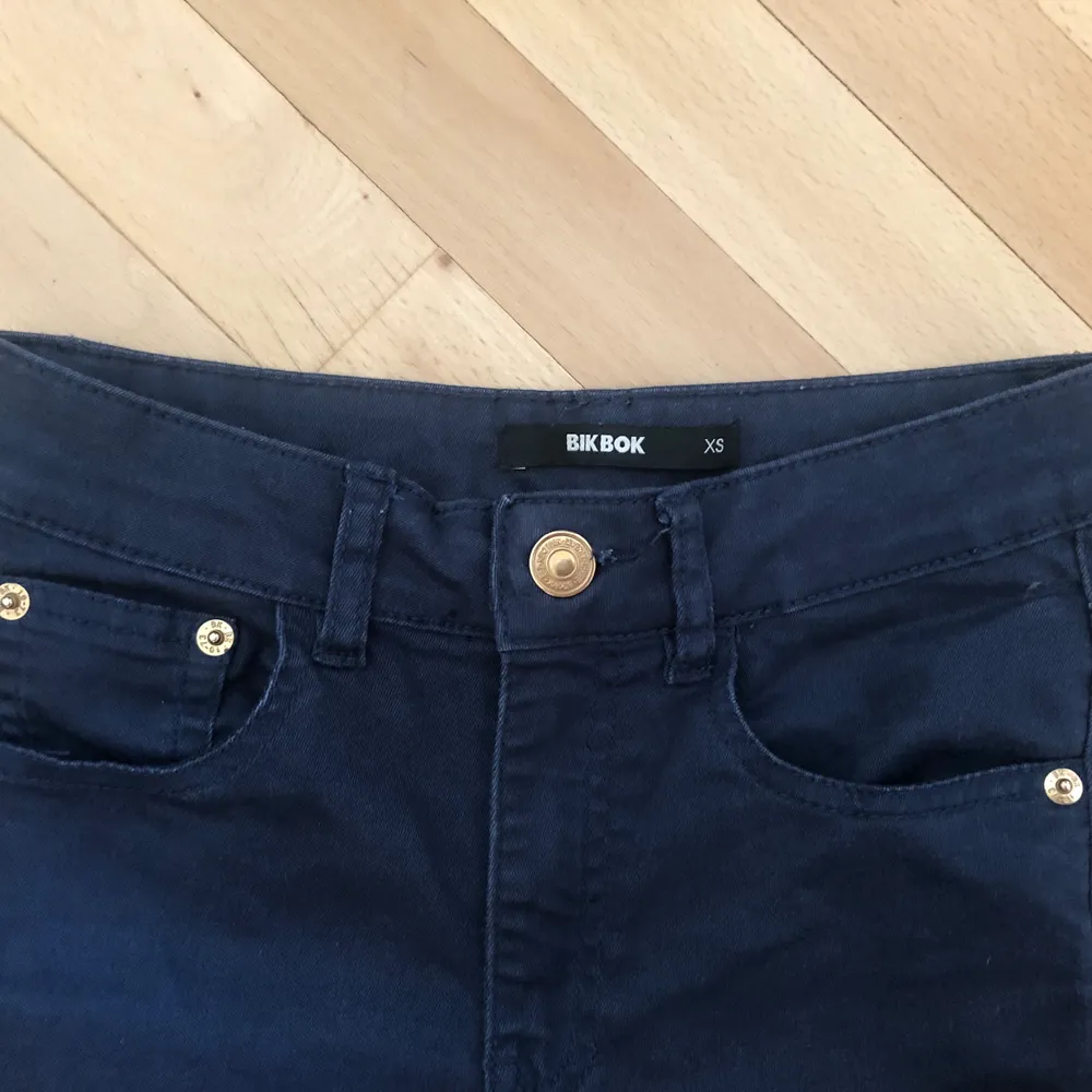 Väldigt fina skinnet jeans som passar till det mesta!! Blåa,  vilket gör att de är coola o unika! Säljer för att de är för små:(((. Jeans & Byxor.