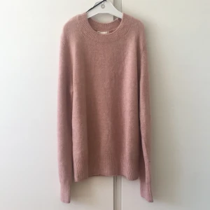 Stickad tröja - Ganska tunn och jättesjuk och mysig stickad tröja. Helt ny, lappen kvar! Frakt tillkommer! 