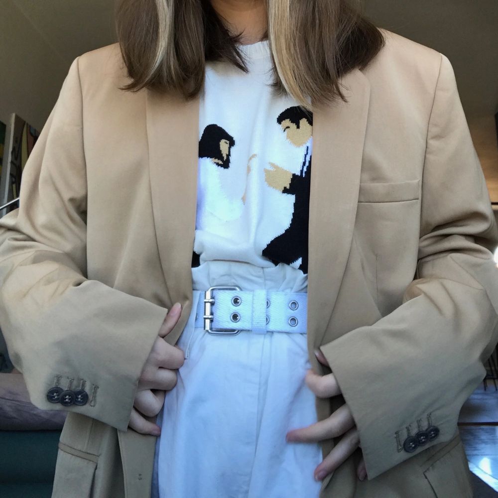 Säljer denna fina Maison Martin Margiela x HM blazer som jag köpte på secondhand då den är för stor för mig! Helt oanvänd. Jag har i vanliga fall S, så den sitter ganska oversize på mig ifall man tycker om det 🥰💖✨ frakten ingår!. Kostymer.